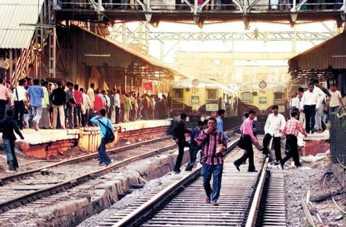 रेल्वे रूळ ओलांडणे थांबवण्यासाठी रेल्वे विभागाने आणलीये भन्नाट आयडिया...तुम्हाला पटते का बघा !!