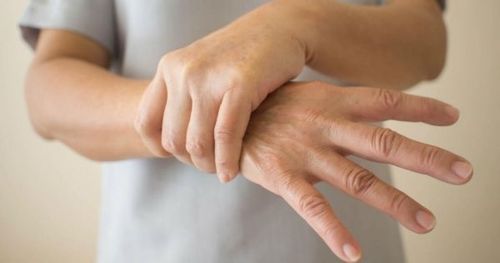 हात पाय आणि शरीर थरथरतं ? मग हे ५ आजार कारणीभूत असू शकतात !!