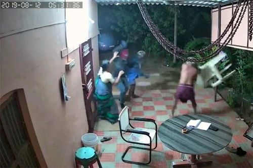 व्हिडीओ ऑफ दि डे : दोन धडधाकट चोरांना चक्क आजी आजोबांनी हाकलून लावलंय भाऊ !!