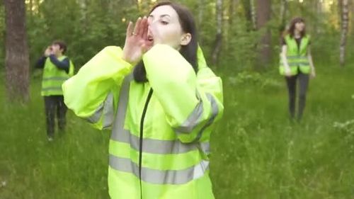 हरवलेली बाई स्वतःच तिच्या शोध मोहिमेत सामील कशी झाली?