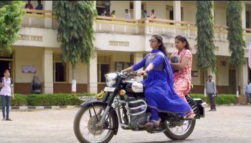 स्कार्फ तोंडाला , किक मारी होंडाला, जोमात चाललीया.. गाडी बुंग बुंग बुंगाट....