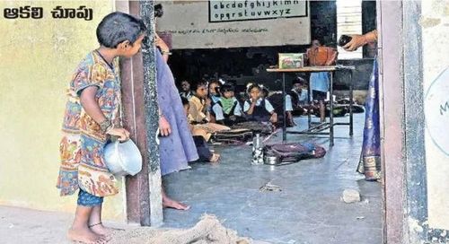 शाळेबाहेर जेवणाची वाट पाहणाऱ्या मुलीच्या फोटोने तिचं आयुष्य कसं बदललं पाहा !!