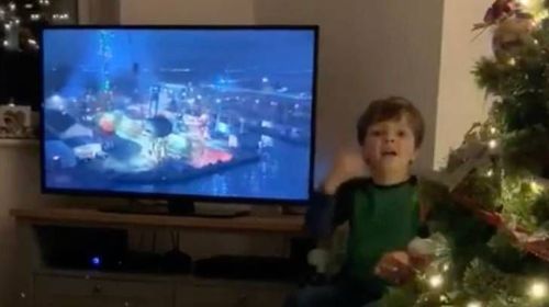 कर्णबधीर आईवडिलांसाठी या ४ वर्षांच्या मुलाने जे केलं त्याचं तुम्ही सुद्धा कौतुक कराल !!