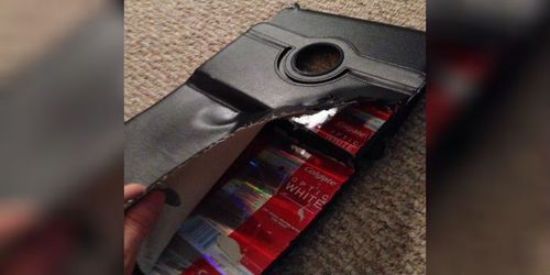 ७. चामड्याच्या कव्हरच्या आत काय होतं पाहा.