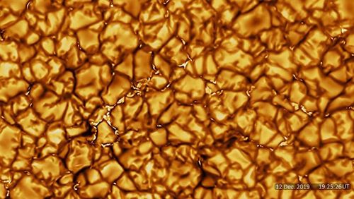 ९ कोटी मैलांवरून घेतलाय  सूर्याचा एकदम क्लिअर फोटो. पाहा बरं नक्की कसा दिसतो तो!