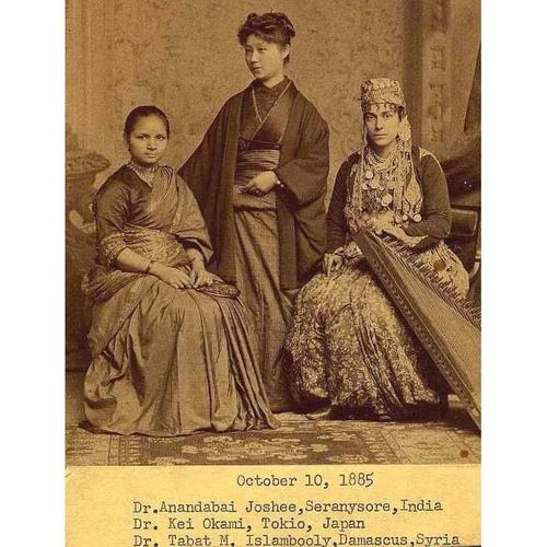 ३. आनंदीबाईंच्या वर्गमैत्रिणीसुद्धा आनंदीबाईंसारख्या दिव्यातून आल्या होत्या. 