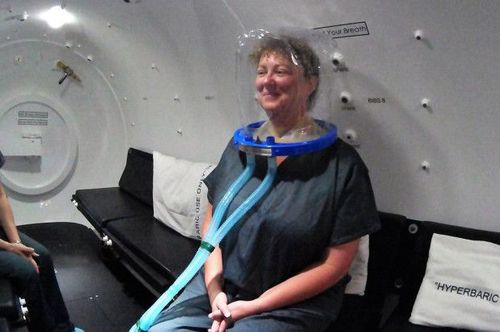 व्हेंटिलेटरला पर्याय म्हणून चक्क हेल्मेटचा वापर होतोय? हे 'ओव्हरव्हेल्म्ड' आहे तरी काय?