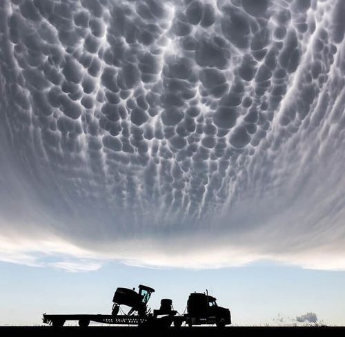 १६. आला म्हणतात Mammatus cloud.