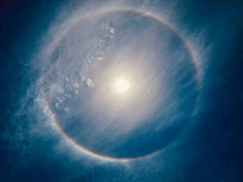 १४. सूर्याच्या सतरंगी कडा.