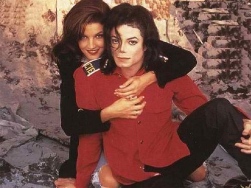 ५. त्याच्या बलात्काराला बळी पडलेल्या एका माणसाने सांगितल्याप्रमाणे तो अलार्म लावून सेक्स करत असे.