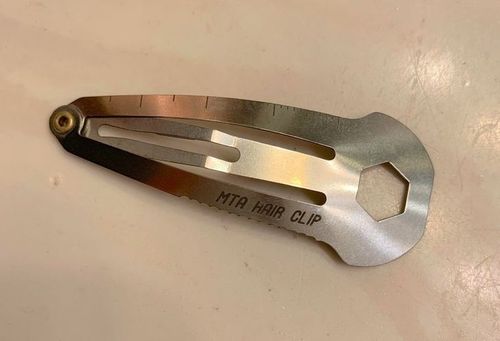 १. केसांची क्लिप, मोजपट्टी, पाना आणि आणखी काय काय?