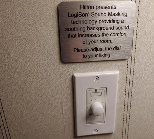 १३. बॅकग्राउंड म्युझिक देणारं उपकरण.