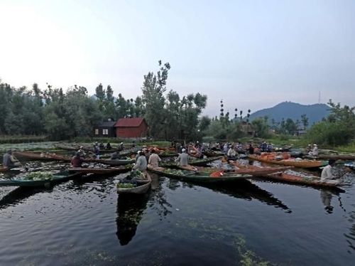 मंडईतली खरेदी झाल्यानंतर खरेदी केल्यानंतर आपापल्या घरी परतणारे नागरिक.