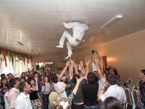 १. अरे हा वरती कसा पोचला ?