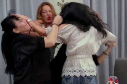 ३. भांडणं सोडवायला नक्कीच जाऊ नका..