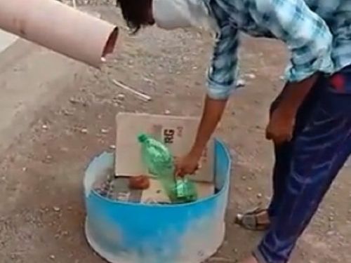 ५. कोरोना तर येत-जात राहील ओ, पण दारू महत्त्वाची आहे. एका दारूविक्रेत्याने ग्राहकांना दारू विकण्यासाठी काय जुगाड केला हे तुम्ही फोटोत पाहूच शकता. 