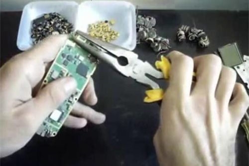 जुने मोबाईल फ़ेकून दिले? अरर्र, त्यात सोनं होतं की राव!!