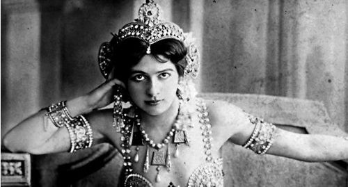 मरताना गोळ्या घालणाऱ्यांना फ्लाईंग किस देणारी जगातली सर्वात सुंदर गुप्तहेर माता हारी!!