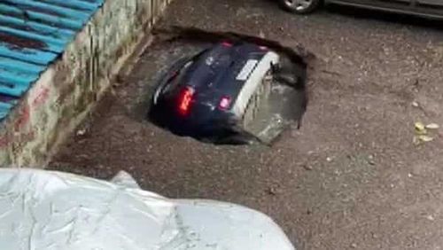 व्हायरल व्हिडीओ: एक पूर्ण SUV मुंबईतल्या खड्ड्यात नाहीशी झालीय, जाणून घ्या या खड्ड्याची खरी गोष्ट!!