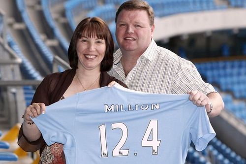 लॉटरीचे पैसे मित्र आणि आप्तेष्टांत वाटून टाकलेल्या दानशूर जोडप्याची गोष्ट कधी वाचलीय?