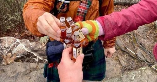 १. या फोटोमध्ये नीट पहा. 