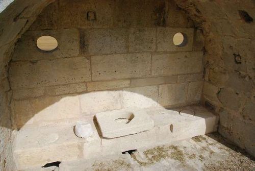 प्राचीन फ्रेंच शौचालय – फ्रेंच मध्येही दगडी शौचालयच वापरले जात असे