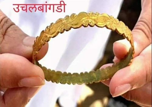 उचलबांगडी करणे म्हणजे एखाद्याची रवानगी करणे, एखाद्याला कामावरून काढून टाकणं..पण हा फोटो किती सहज अर्थ काढतोय पाहा.