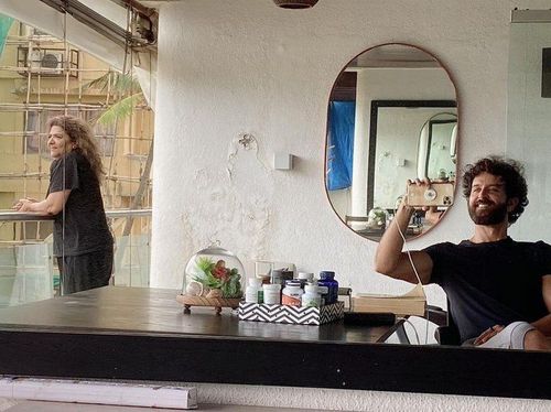 हृतिक रोशनने आईसोबतचा फोटो पोस्ट केला पण नेटकऱ्यांचं लक्ष कशावर अडकलंय हे पाह्यलं का??