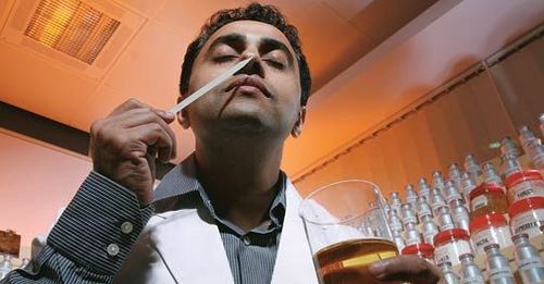 ७) परफ्युम टेस्टर