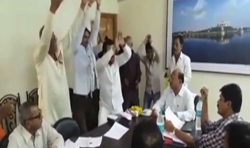 व्हिडिओ: का केला PWD ऑफिस मध्ये नागीण डान्स?