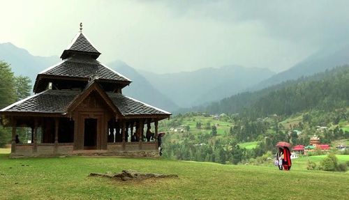 घरातून पळून आलेल्या प्रेमी युगुलांना या महादेवाच्या मंदिरात संरक्षण मिळते.कुटुंब लग्नासाठी सहमत होईपर्यंत मंदिराचे पुजारी त्यांची काळजी घेतात