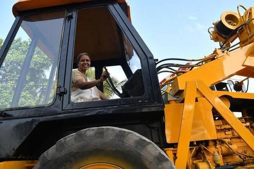 केरळच्या या ७१ वर्षांच्या आजीबाईंकडे जेसीबी, क्रेन, बस अशी ११ प्रकारची वाहने चालवण्याचा परवाना आहे! करतात तरी काय या?