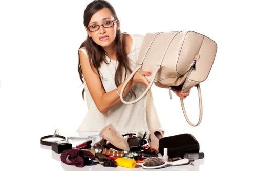 १. हॅण्डबॅगमधलं सामान कमी करा..