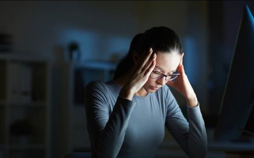 ४) तणाव कमी करणे