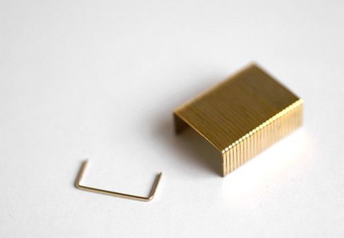 ७. स्टेपल पिन्स