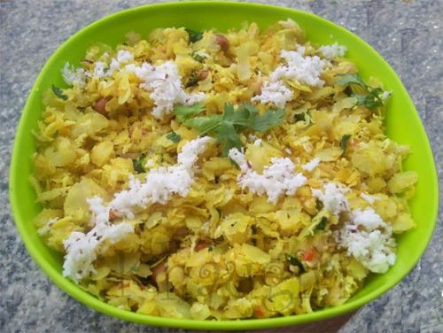 ९.दडपे पोहे भरपूर ओले खोबरे,कोथिंबीर ,कांदा तसेच लिंबाचा रस टाकून 