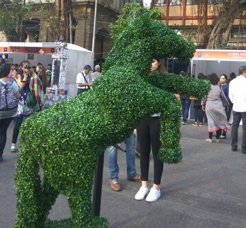 ऑफिसमधल्या हिरव्या कार्पेटपासून बनवलेला घोडा