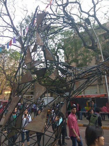 आकाशाकडे झेपावणारा घोडा