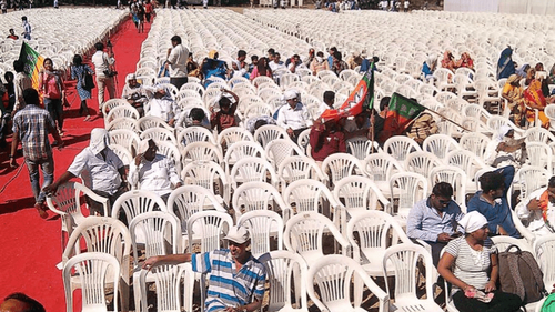 मुख्यमंत्र्यांच्या सभेला पुणेकरांची पाठ...सोशल मिडीयावर टोमण्यांचा पाऊस!!!