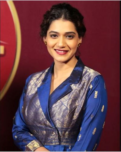 तुमच्या सुंदर रेशमी साड्यांना पुन्हा उपयोगात आणण्याच्या ८ हटके आयडिया..